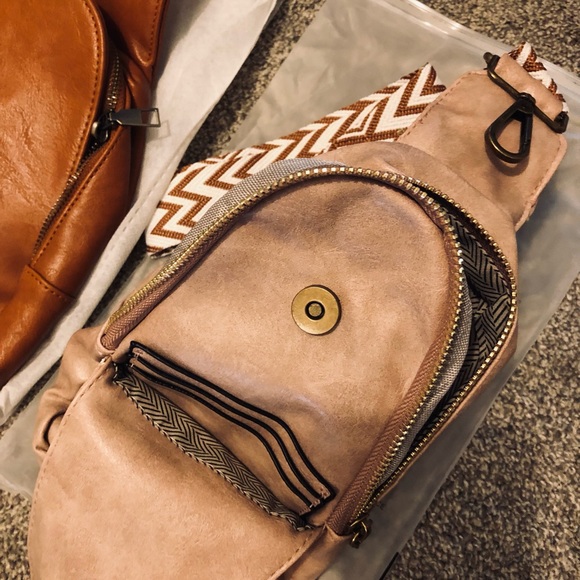 **SOLD**. NEW* Cute crossbody/sling bag with patterned adjustable strap - Picture 3 of 4